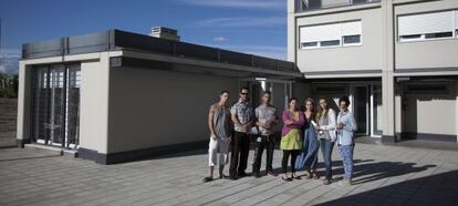 Un grupo de inquilinos que denuncian desperfectos y una gestión deficiente, frente a sus viviendas en Colmenar Viejo.