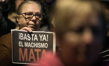 Una mujer sostiene un cartel en una manifestación contra la violencia machista. / ALBERT GARCÍA