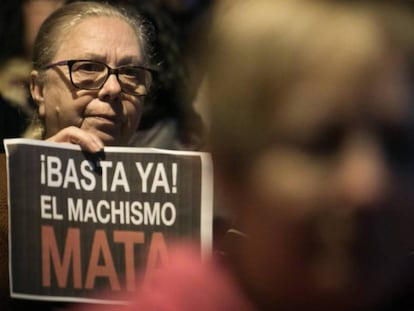 Una mujer sostiene un cartel en una manifestación contra la violencia machista. / ALBERT GARCÍA
