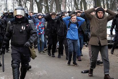 Un grupo de detenidos en una protesta en apoyo a Navalni, escoltados por la policía, este domingo en San Petersburgo. 