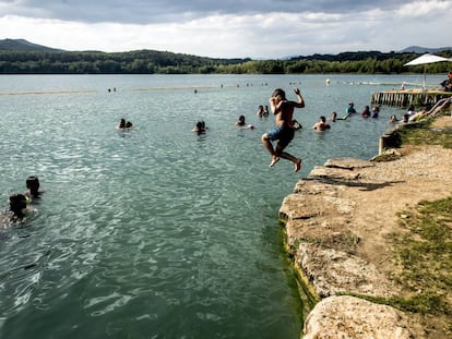 Un nen es llença a l'aigua a la Caseta de Fusta de l'Estany de Banyoles.