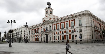 Una imagen de la Puerta del Sol vacía en abril.