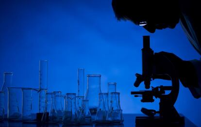 Un investigador trabajando en un laboratorio.