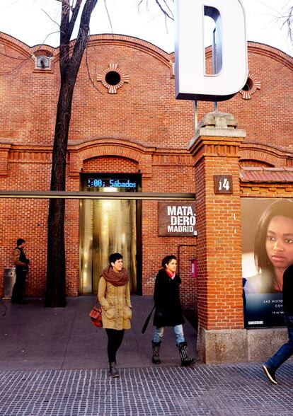 El proyecto de reconversión del viejo matadero de Madrid (cerrado en 1996) para un nuevo uso cultural se inició en 2005. En 2007 abrieron los primeros espacios: el vestíbulo (Paseo de la Chopera, 14) e Intermediae, ambos a cargo del arquitecto Arturo Franco.