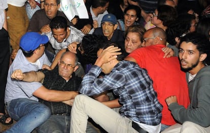 Acorralados en grupos, la gente que acudió a protestar por la puesta en libertad del pederasta fue golpeada y apaleada por la policía marroquí.