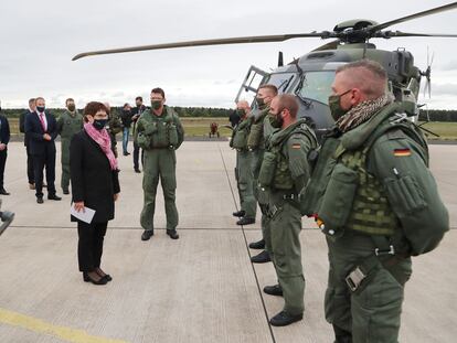 La ministra de Defensa alemana, Annegret Kramp-Karrenbauer, durante una visita a las tropas este viernes en Fassberg, al norte de Alemania.