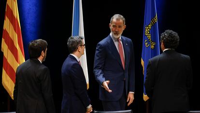 El rey Felipe VI (en el centro) acompañado, de izquierda a derecha,  del presidente del Consejo General del Poder Judicial, Vicente Guilarte); el ministro de Justicia y de la Presidencia, Félix Bolaños, y el fiscal general del Estado, Álvaro García Ortiz, este miércoles.