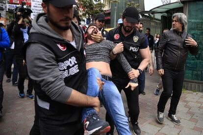La policía arresta a un manifestante durante el 1 de Mayo, en Estambul (Turquía).