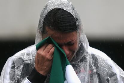 Torcedor da Chapecoense chora na espera do velório das vítimas da tragédia aérea. 