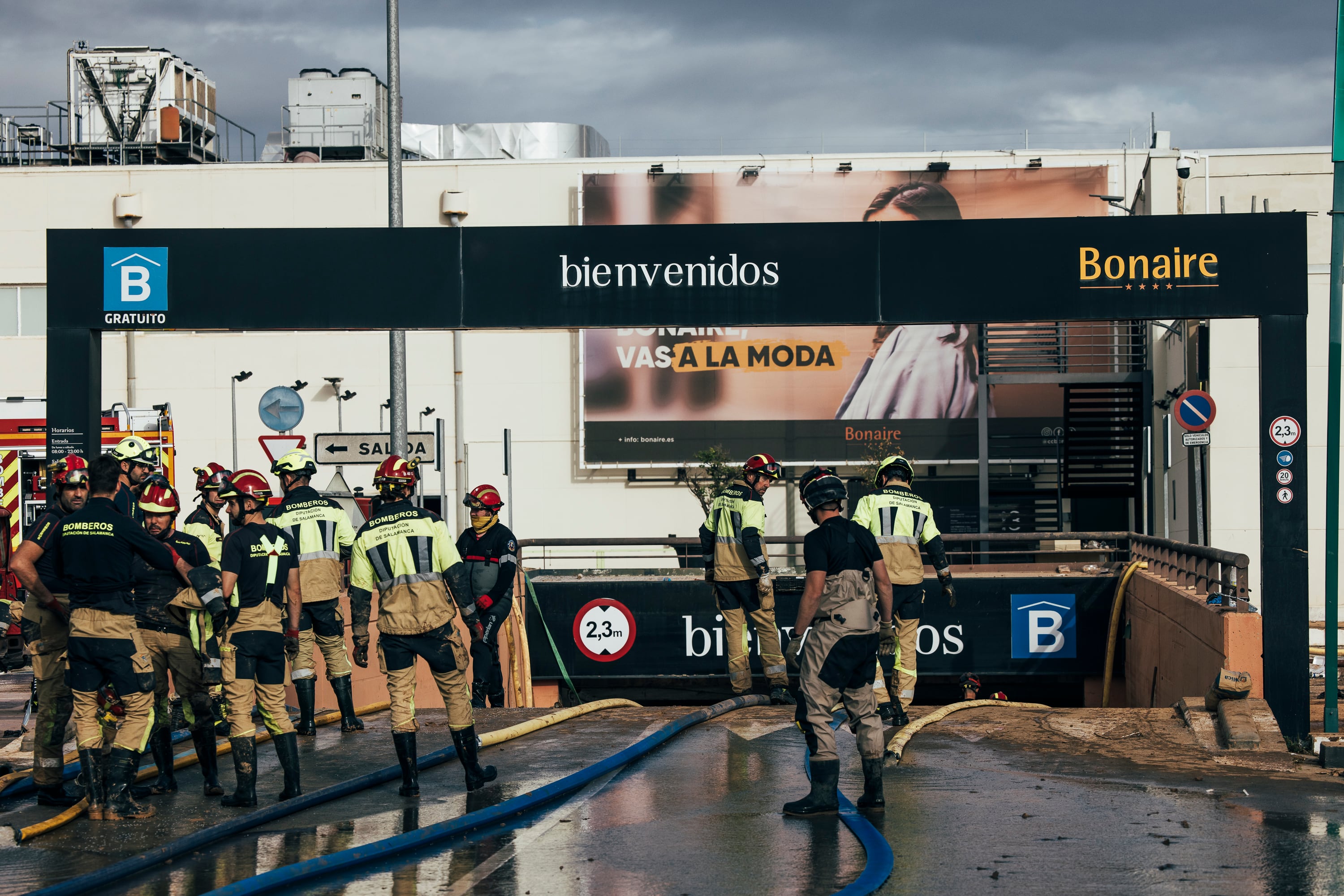 Bomberos trabajando en el aparcamiento del centro comercial Bonaire, el 3 de noviembre del año pasado. 