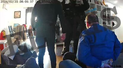 Imágenes de la detención de Koldo García, exasesor principal del exministro de Transportes José Luis Ábalos, captadas por las cámaras de seguridad de su vivienda en Alicante el pasado 20 de febrero.