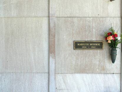 El nicho en el que el sábado enterraron a Hugh Hefner está a la izquierda de el de Marilyn Monroe.