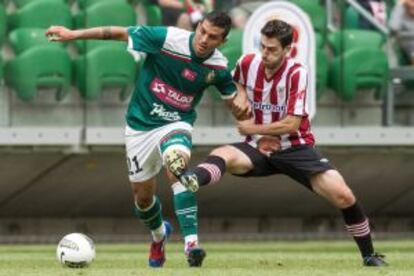 Andoni Iraola pelea por el balón con Cristian Diaz, del Slask Wroclaw.
