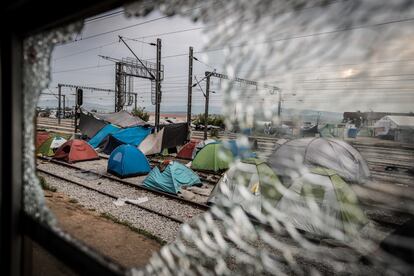 Vista desde dentro de uno de los trenes donde vivían varios refugiados la mañana en la que el campo es desalojado por las autoridades griegas. (Mayo 2016)