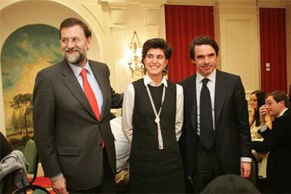 Mariano Rajoy, María San Gil y José María Aznar, anoche en San Sebastián.