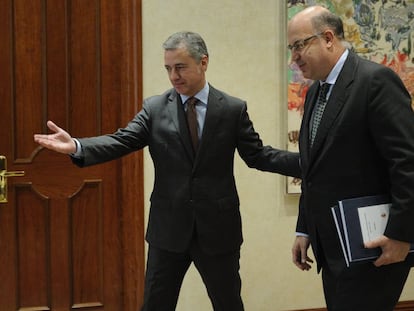 El lehendakari Urkullu recibe al fiscal superior vasco, Juan Calparsoro, en una imagen de archivo.