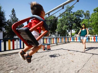 Una niña juega en uno de los 180 parques infantiles que el Ayuntamiento de Córdoba.