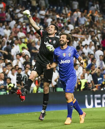 Buffon (I) y Pirlo celebran el pase a la final después de eliminar al Real Madrid