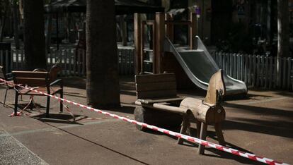 Parque infantil clausurado en la Rambla del Raval, Barcelona.