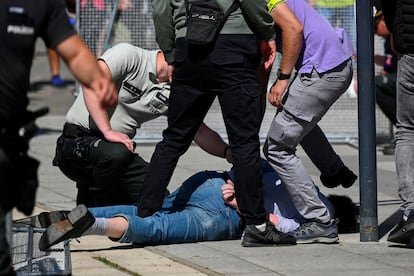 Momento de la detención del autor de los disparos contra el primer ministro eslovaco, Robert Fico.