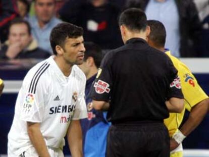 Samuel se queja al árbitro por su segunda tarjeta amarilla.