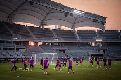 Fotografía del primer entrenamiento del FC Barcelona en Corea del Sur.