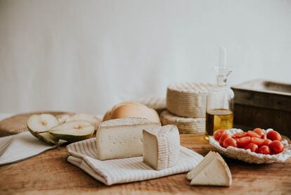 Las dificultades vividas durante la pandemia han reforzado el compromiso de los ganaderos y queserías que integran la única Denominación de Origen Protegida de queso de La Rioja:  Camerano. Incluso, se ha adscrito un nuevo ganadero a los ocho que ya existían, Carlos Benito Garrido Terroba, de Treguajantes. En la DO hay dos queserías adscritas: Lácteos Martínez y Quesos Celia. El queso está elaborado con leche de cabra de las razas murciano, granadina y malagueña. Precio: 22-30 euros.