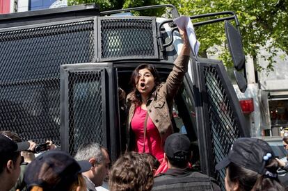 Una mujer grita consignas antes de entrar en un furgón policial tras su arresto durante una marcha no autorizada hacia la plaza de Taksim con motivo del Día Internacional del Trabajador, en Estambul (Turquía).