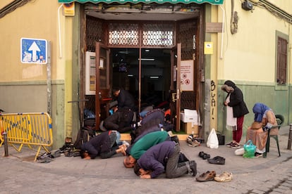 Creyentes musulmanes rezando el viernes 21 de febrero en la puerta de la mezquita y centro islámico Baitul Mukarram, en Lavapiés, en el centro de Madrid.