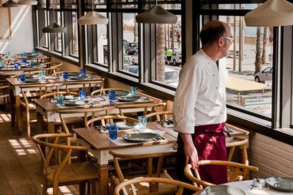 El chef Rafael de Valicourt en el restaurante La Barraca, en Barcelona.