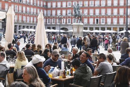 Las terrazas de los bares de la plaza Mayor de Madrid llenos de gente, consumiendo cerveza y disfrutando del buen tiempo, que atrae a visitantes y turistas.