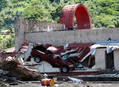 Daños causados por un <i>tsunami</i> en un edificio en Pago Pago, capital de la Samoa Americana.
