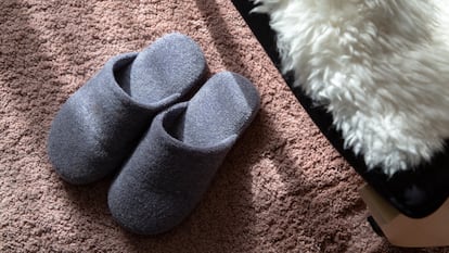 Artículo de EL PAÍS Escaparate que describen las mejores zapatillas de andar por casa para hombre de 2025.