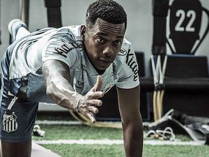 Robinho participa de treinamento físico no Santos.