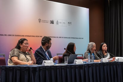 Yásnaya Aguilar, Luis Miguel Sánchez Loyo, Viridiana García, Liliana Ancalao y Mikeas Sánchez en la Feria Internacional del Libro de Guadalajara.