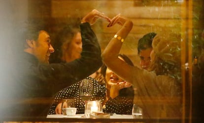 Tamara Falcó e Iñigo Onieva cenan con unos amigos en un restaurante de Madrid, el 24 de noviembre de 2020.