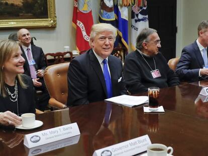 Donald Trump entre Mary Barra e Sergio Marchionne.