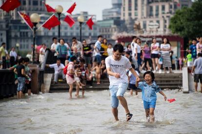 Un padre participa junto a su hijo en una carrera de agua durante las celebraciones del Día Nacional de China, en el río Huangpu en Shangai, el 2 de octubre de 2016.