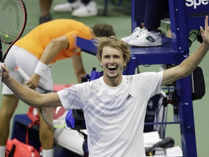 Zverev celebra la victoria ante Carreño en Nueva York, con Carreño en segundo término. / JASON SZENES (EFE)