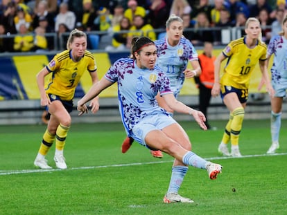 Spain's Mariona Caldentey scores a penalty kick during the Women's Nations League soccer match between Sweden and Spain in Gothenburg, Sweden, Sept. 22, 2023.