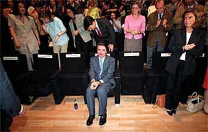 El presidente del Gobierno, José María Aznar, en la primera fila del Palacio Municipal de Congresos de Madrid.