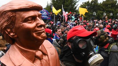 Um apoiador de Trump usando uma máscara de gás em 6 de janeiro em Washington, pouco antes do ataque ao Capitólio.