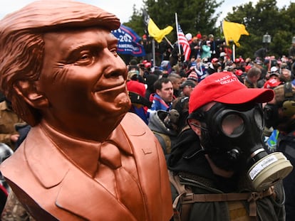 Um apoiador de Trump usando uma máscara de gás em 6 de janeiro em Washington, pouco antes do ataque ao Capitólio.