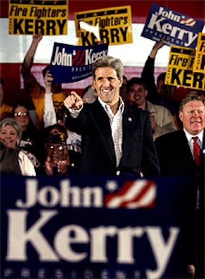 El candidato Howard Dean se perfilaba como el gran ganador de las primarias, sin embargo, el carácter moderado y la participación heroica en la guerra de Vietnam, han sido dos bazas decisivas a la hora de ser elegido como contrincante de George Bush.