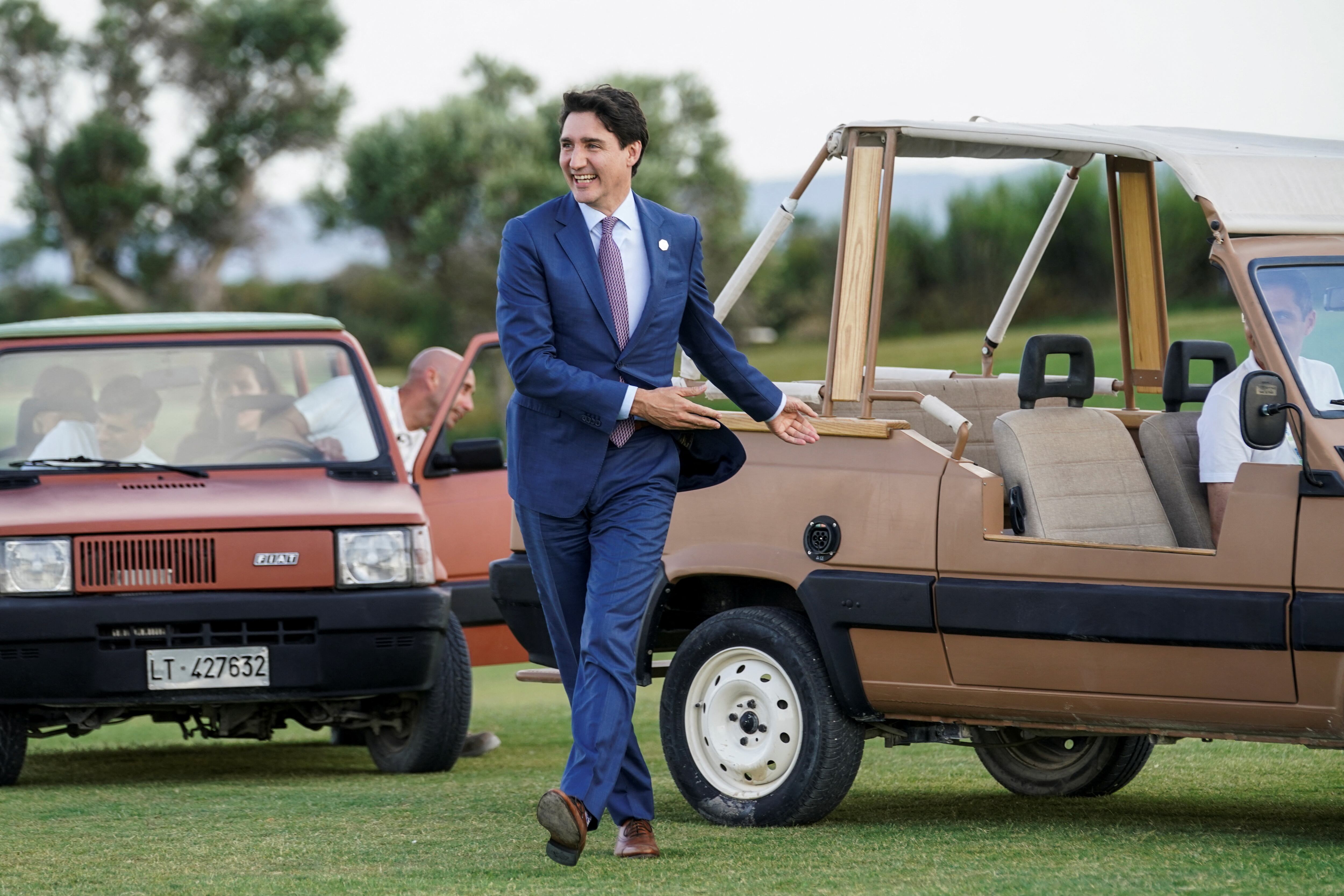 El primer ministro de Canadá, Justin Trudeau, llega a una demostración de paracaidismo en Savelletri (Italia), el 13 de junio.