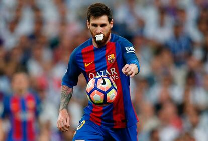 Messi conduce el balón en un momento del partido.