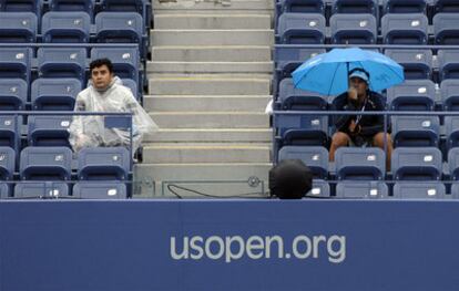 Dos aficionados en una de las gradas del Abierto de Estados Unidos.