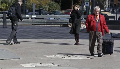 Pavimento notablemente deteriorado en las cercan&iacute;as de la estaci&oacute;n de Sants.