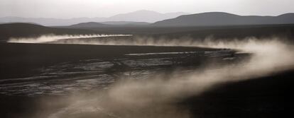  El piloto español Joan Barreda deja una estela de polvo en la undécima etapa la undécima etapa del rally Dakar entre las localidades chilenas de Antofagasta y El Salvador hoy, jueves 16 de enero de 2014. El rally Dakar tiene lugar entre el 4 y el 18 de enero y pasa por tres países, Argentina, Bolivia y Chile. EFE/Felipe Trueba