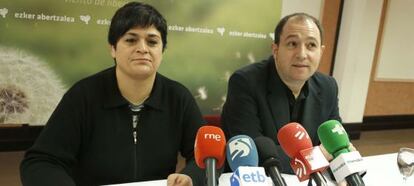 Pernando Barrena, junto a Marian Beitialarrangoitia, en la rueda de prensa que han ofrecido hoy en San Sebastián.